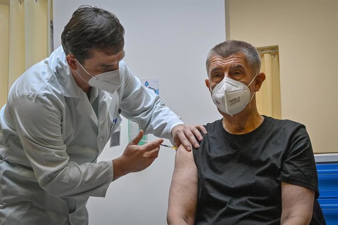 El primer ministro de República Checa, Andrej Babis, recibe la tercera dosis de la vacuna contra el coronavirus