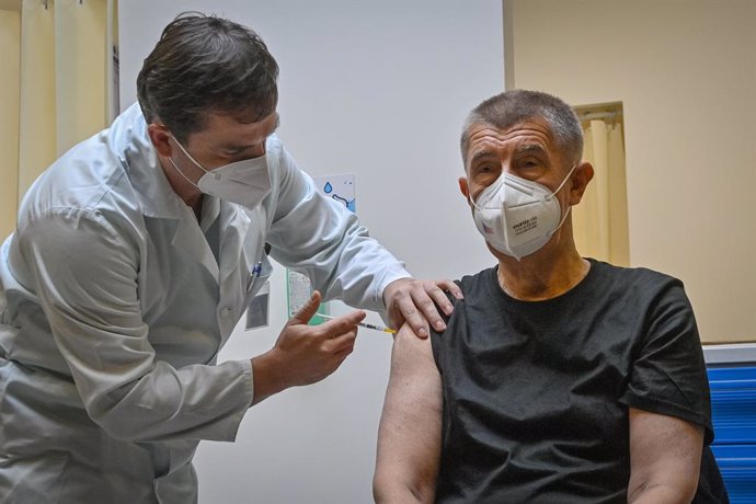 14 October 2021, Czech Republic, Prague: Czech Prime Minister Andrej Babis receives the third dose of Covid-19 vaccine at the Central Military Hospital in Prague. Photo: ?imánek Vít/CTK/dpa