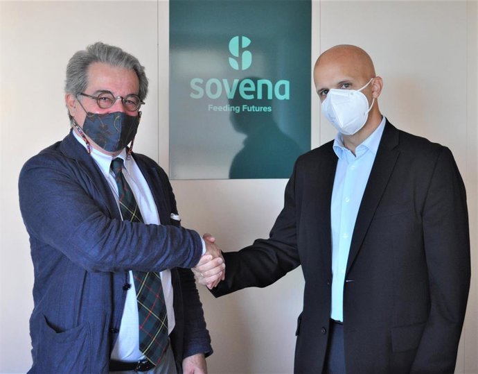 Firma del acuerdo entre la Fundación Gota de Leche y Sovena.