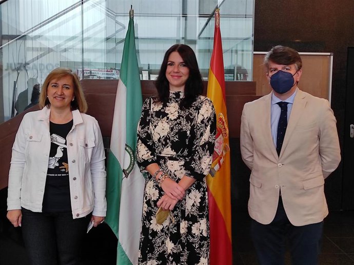 La delegada de Regeneración, Justicia y Administración Local de la Junta de Andalucía en Córdoba, Purificación Joyera (centro), en la sede judicial de Peñarroya-Pueblonuevo (Córdoba).