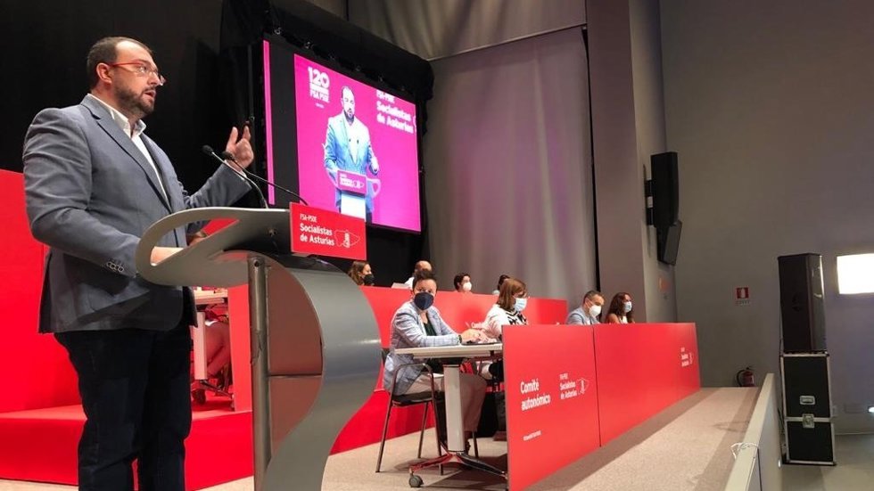 Imagen de archivo del presidente del Principado y secretario general de la FSA-PSOE, Adrián Barbón, ante el Comité Autonómico de la FSA-PSOE.