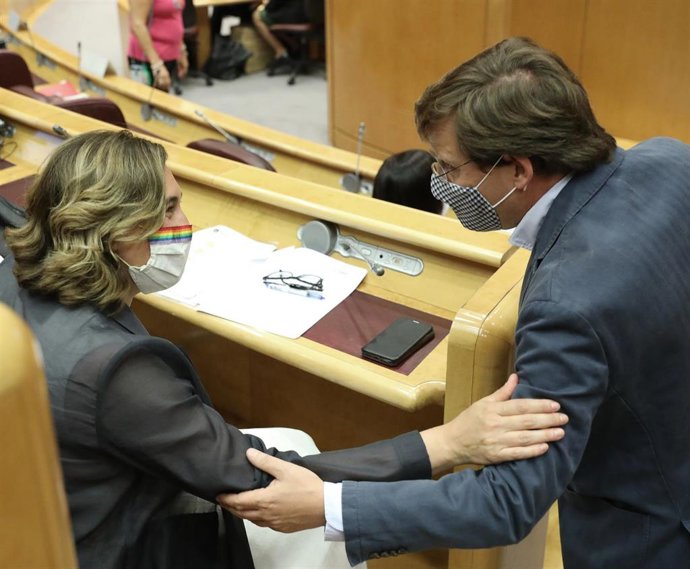 Archivo - La alcaldesa de Barcelona, Ada Colau, y el alcalde de Madrid, José Luis Martínez-Almeida, conversan durante la inauguración de la jornada Cities 2030. Las ciudades españolas ante el reto de la neutralidad climática, organizada por el Ministe