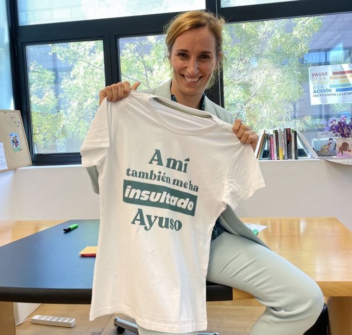 La portavoz de Más Madrid en la Asamblea, Mónica García, con la camiseta que han creado 'A mí también me ha insultado Ayuso, ¿y a ti?'