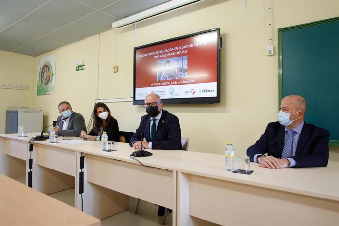 El presidente de la Fundación Kerbest, Alberto Pascual; la directora Territorial Ebro de Caixabank, Isabel Moreno; el consejero de Educación, Carlos Gimeno, y el responsable de formación del Clúster Nacional de Productores de ganado porcino, Jorge Mateo