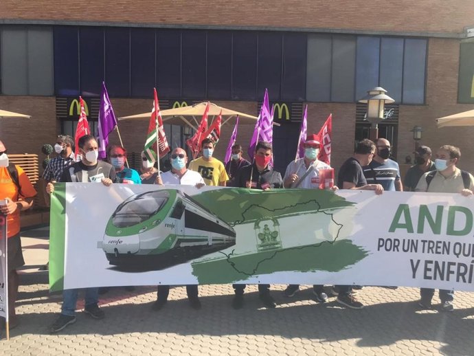 Concentración en defensa de un sistema ferroviario público convocada por las plataformas Por el Tren de Andalucía en la Estación de Santa Justa de Sevilla