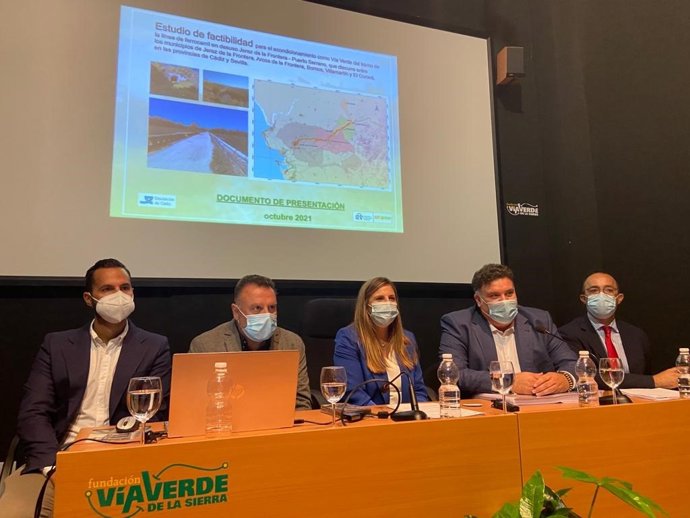 La presidenta de la Diputación de Cádiz, Irene García, durante la presentación de las conclusiones del estudio de la Fundación de los Ferrocarriles Españoles.