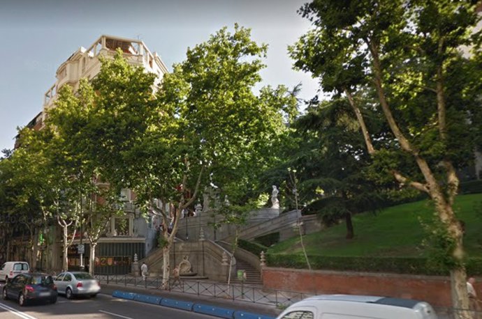 Cuatro jóvenes detenido por robar a otro con cuchillos en calle Princesa de Madrid a plena luz del día