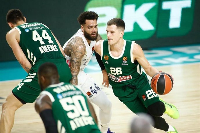 Archivo - Taylor (Real Madrid) y Nedovic (Panathinaikos)