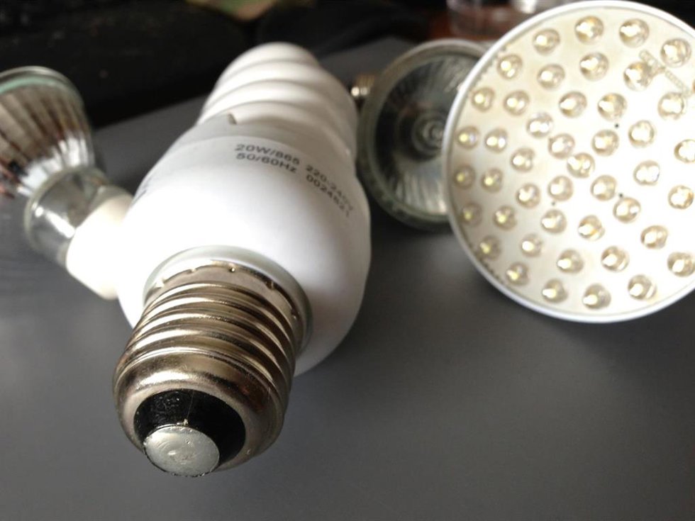 Archivo - Recursos de luz, bombillas, electricidad