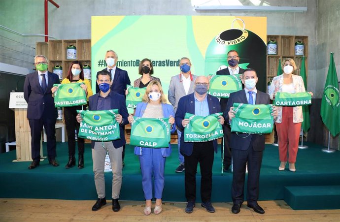 Ecovidrio premia el esfuerzo al reciclar vidrio durante este verano de ocho municipios costeros, a los que entrega el galardón 'Banderas Verdes'.