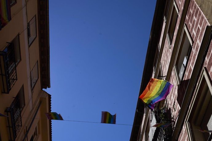 Archivo - Varias balcones con la bandera LGTBI.