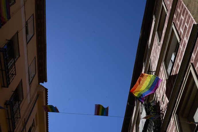 Archivo - Varias balcones con la bandera LGTBI en el barrio de Chueca durante la celebración del Día Internacional del Orgullo LGTBI, a 28 de junio de 2021, en Madrid, (España). La celebración del Orgullo en la capital este 2021, marcado por celebracion