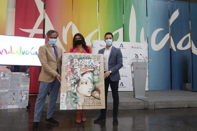 Presentación de la Fiesta en el Aire de Arriate con el diputado de Cultura, Víctor González; la delegada de Turismo, Nuria Rodríguez; y el alcalde del municipio, Francisco Javier Anet.