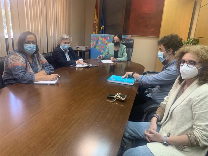 Reunión de la alcaldesa de Gijón, Ana González, y otros representantes municipales, con la consejera de Bienestar Social del Principado de Asturias, Melania Álvarez, Natalia González