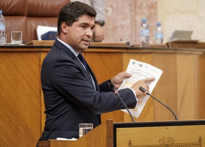El diputado de Cs, Enrique Moreno, este jueves en el Pleno durante la defensa de la PNL de su grupo.