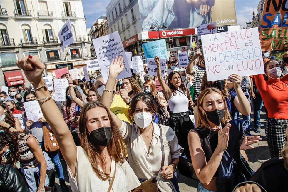 Varias mujeres sostienen diferentes pancartas en una marcha con motivo del Día Mundial de la Salud Mental, a 10 de octubre de 2021, en Madrid (España). 