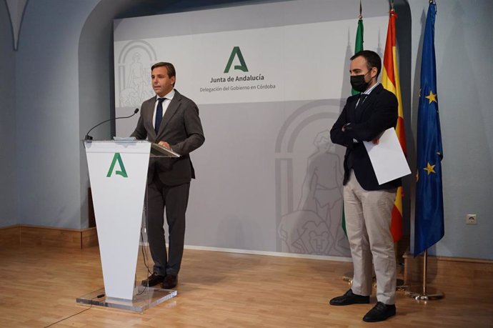 El delegado del Gobierno andaluz en Córdoba, Antonio Repullo (izda.), junto al responsable de Empleo, Ángel Herrador.