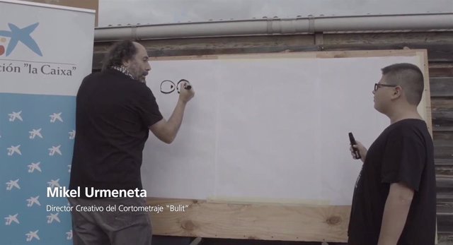 El artista Mikel Urmeneta y el niño Joel Ubeda