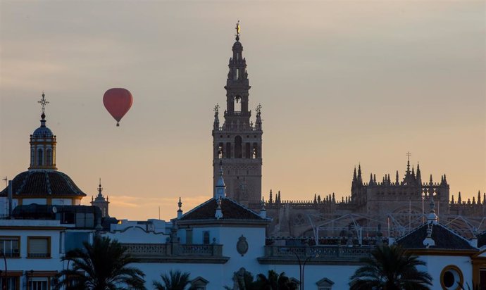 Archivo - Imagen del perfil urbano del casco histórico de Sevilla