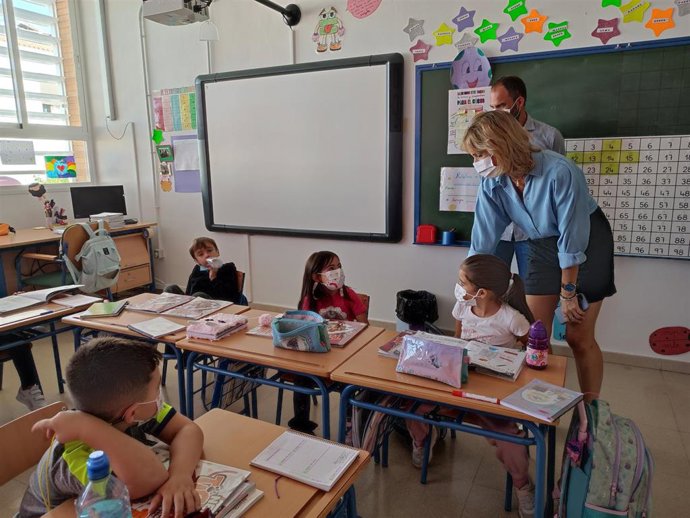La delegada de Educación y Deporte de la Junta en Córdoba, Inmaculada Troncoso, visita un aula en Doña Mencía.