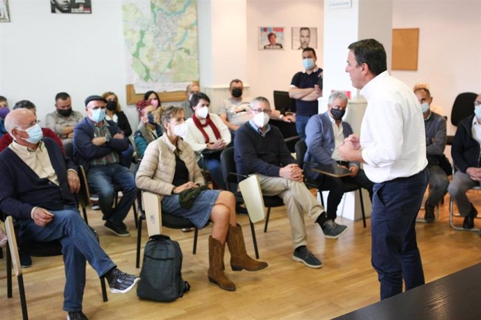 El aspirante a la Secretaría Xeral del PSdeG, Valentín González Formoso, en un acto con la militancia de Verín (Ourense)