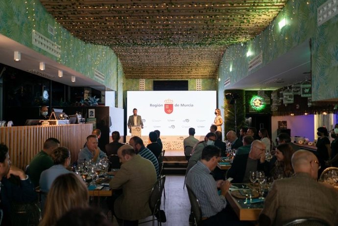 El director del Instituto de Turismo, Juan Francisco Martínez, se dirige a los asistentes al acto celebrado en Almería.