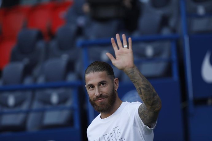 Archivo - Sergio Ramos saluda el día de su presentación a los aficionados del PSG