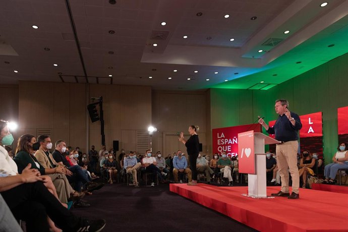 Archivo - El candidato socialista a la Presidencia de la Junta, Juan Espadas (d), durante su intervención en un acto de partido con el presidente del Gobierno, Pedro Sánchez (2i). En Hotel Barceló Renacimiento, a 17 de julio de 2021 en Sevilla (Andalucí