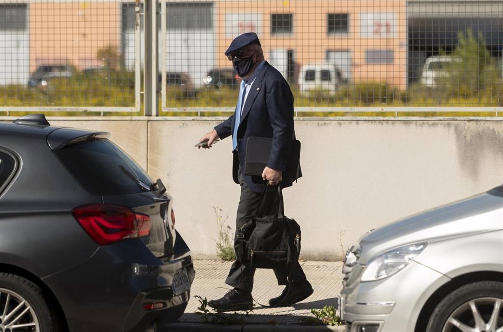 El ahora comisario jubilado José Manuel Villarejo a su salida de la Audiencia Nacional tras declarar en el primer juicio de la macrocausa 'Tándem', a 13 de octubre de 2021, en San Fernando de Henares, Madrid, (España). La Audiencia Nacional ha celebrado