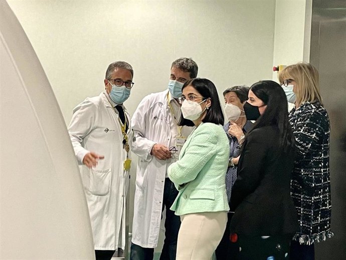 La ministra de Sanidad, Carolina Darias, ha visitado este jueves el Hospital de la Santa Creu i Sant Pau y el Hospital Clínic de Barcelona