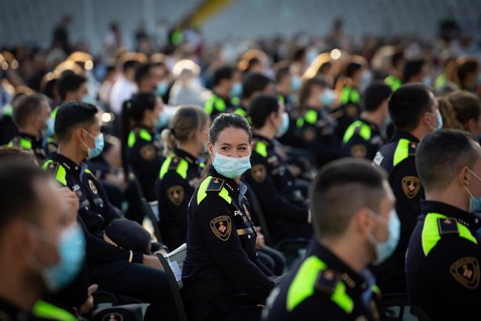 Agentes de la Guardia Urbana durante el acto de bienvenida en el Estadio Olímpico Lluís Companys de Barcelona