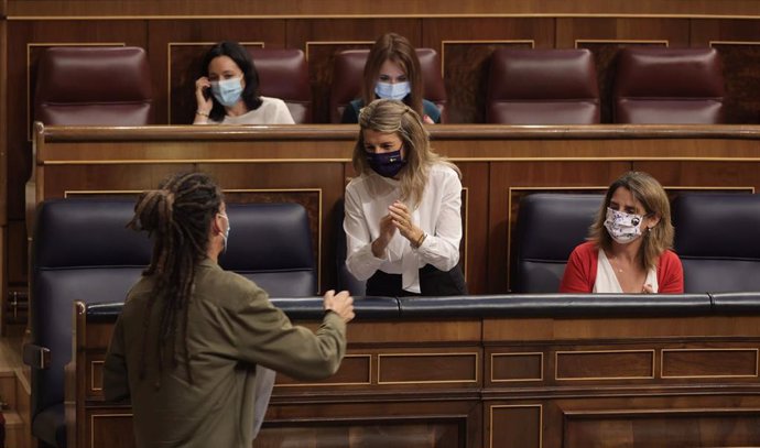 El diputado de Unidas Podemos Alberto Rodríguez pasa por delante de la vicepresidenta segunda del Gobierno y ministra de Trabajo, Yolanda Díaz (i), y la ministra de Transición Ecológica, Teresa Ribera (d), en la sesión plenaria del Congreso