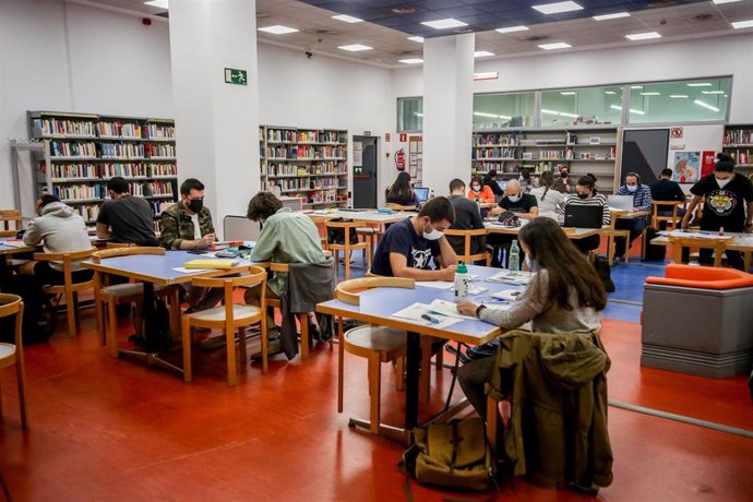 Varias personas en una de las salas de la biblioteca pública Elena Fortún, el primer día de fin de las restricciones de aforo en Madrid, a 4 de octubre de 2021, en Madrid (España). Los aforos se eliminan en los sectores de la actividad económica o socia