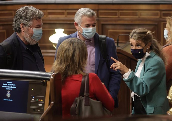 Las vicepresidentas Teresa Ribera (de espaldas) y Yolanda Díaz conversan en el Pleno del Congreso con los portavoces de Transición Ecológica de Unidas Podemos, Juantxo López Uralde (izq), y PSOE, Germán Renau