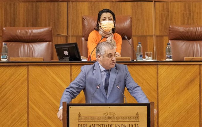 Archivo - El parlamentario del PSOE-A Javier Carnero en el Pleno del Parlamento en una imagen de archivo.