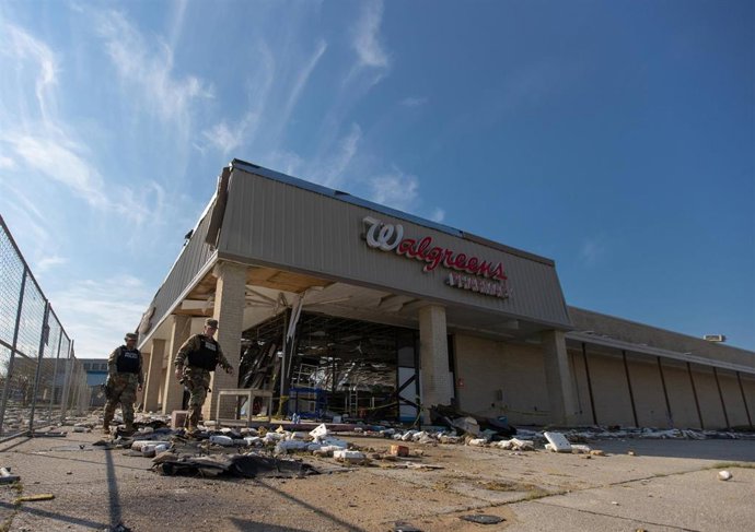 Archivo - 09 September 2021, US, Larose: Spc. David Williams and Spc. Tameisha McKay, Alabama National Guard 214th Military Police Company, guard a destroyed Walgreens against looters in the aftermath of Hurricane Ida. Photo: William Frye/US National Gu