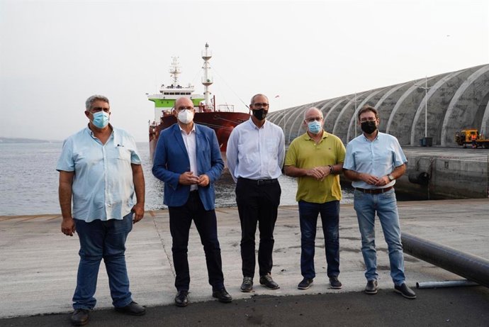 El director general de Aguas del Gobierno de Canarias, Víctor Navarro; el delegado del Gobierno en Canarias, Anselmo Pestana, y el alcalde de Tazacorte, Juan Miguel Rodríguez