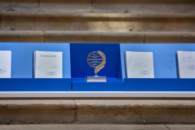 La figura del Premio Planeta, junto a las obras finalistas, en la Llotja de Mar de Barcelona, a 14 de octubre de 2021, en Barcelona