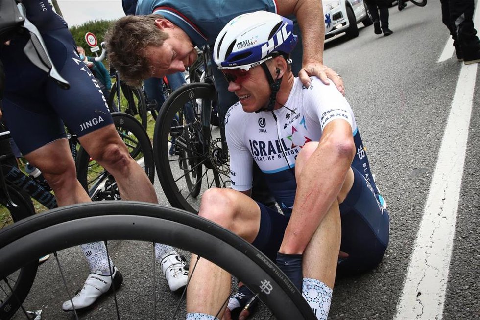 Archivo - Chris Froome, entre los corredores que sufrieron la caída a consecuencia del cartel de la aficionada francesa