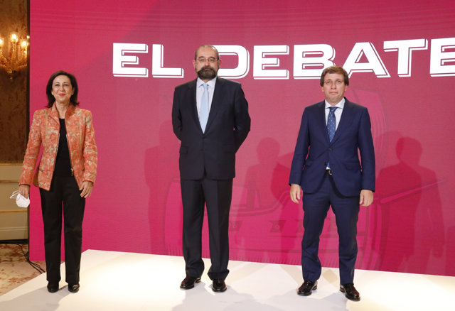 La ministra de Defensa, Margarita Robles (i), el presidente de la Asociación Católica de Propagandistas Alfonso Buyón de Mendoza (c) y el alcalde de Madrid José Luis Martínez-Almeida asisten a la presentación del diario digital ‘El Debate’