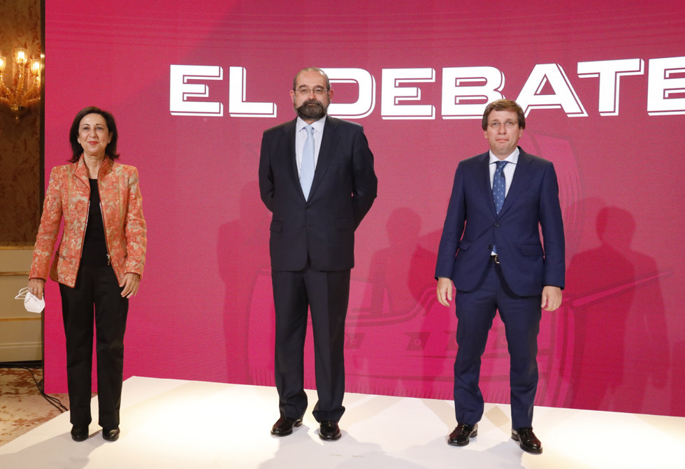 La ministra de Defensa, Margarita Robles (i), el presidente de la Asociación Católica de Propagandistas Alfonso Buyón de Mendoza (c) y el alcalde de Madrid José Luis Martínez-Almeida asisten a la presentación del diario digital El Debate