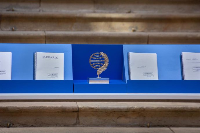 La figura del Premi Planeta, al costat de les obres finalistes, a la Llotja de Mar de Barcelona, a 14 d'octubre de 2021, a Barcelona