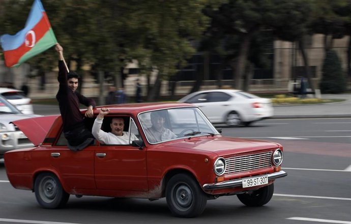 Archivo - Celebraciones en las calles de Bakú, capital de Azerbaiyán, tras conocerse el acuerdo que ponía fin al último episiodio de hostilidades con Armenia con motivo de la región de Nagorno Karabaj.