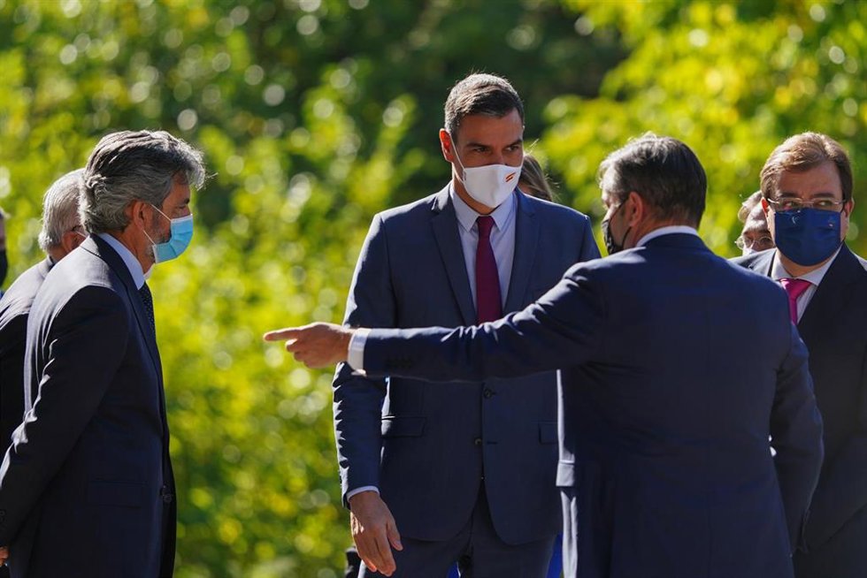 El presidente del Tribunal Supremo y del Consejo General del Poder Judicial (CGPJ), Carlos Lesmes (i) y el presidente del Gobierno, Pedro Sánchez (c), llegan al Real Monasterio de Yuste para asistir a la entrega de la XIV edición del 'Premio Europeo Car