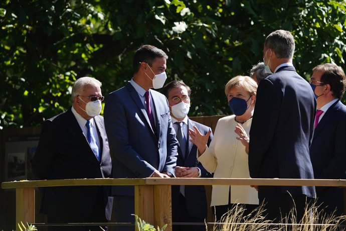 (I-D) El presidente del Gobierno, Pedro Sánchez, el ministro de Asuntos Exteriores, Unión Europea y Cooperación, José Manuel Albares; la canciller de la República Federal Alemana, Angela Merkel y el Rey Felipe VI, a su salida del Real Monasterio de Yust