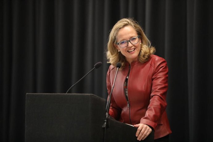 La vicepresidenta primera y ministra de Asuntos Económicos y Transformación Digital, Nadia Calviño, interviene durante la presentación de la revista Temas, en el Círculo de Bellas Artes de Madrid