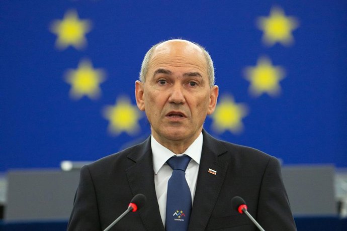 Archivo - El primer ministro de Eslovenia, Janez Jansa, en un discurso en la Eurocámara