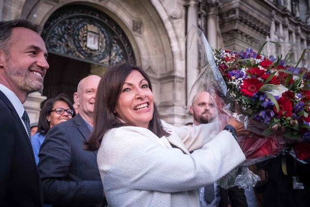 Archivo - La alcaldesa de París, Anne Hidalgo (C), se dirige a sus partidarios parisinos tras anunciar su victoria en las elecciones municipales francesas.