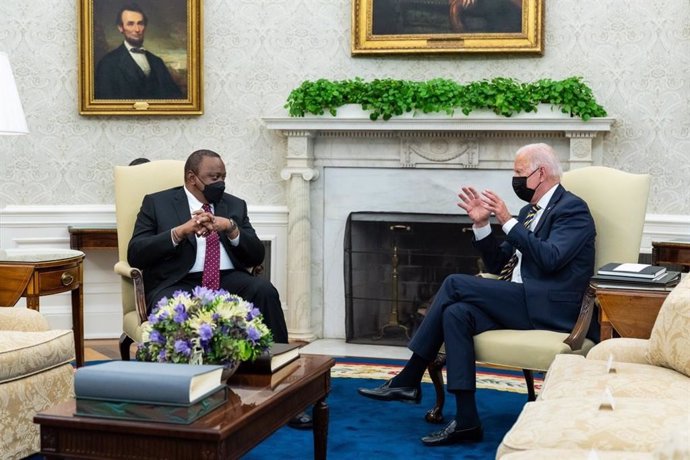 El presidente de Kenia, Uhuru Kenyatta, en una reunión con su homólogo estadounidense, Joe Biden, en la Casa Blanca.