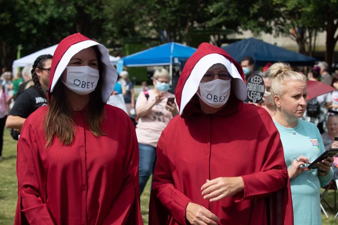 02 October 2021, US, Dallas: Women march at Main Street Garden Park to protest recent Texas laws restricting a woman's right to abortion ahead of a Supreme Court hearing this fall. Photo: Avi Adelman/ZUMA Press Wire/dpa